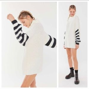 URBAN OUTFITTERS Gemini Cream Oversized Sweater XS
